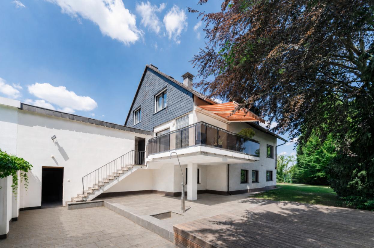 Ansicht Garten-/Poolbereich mit Zugang zur Terrasse und Garage