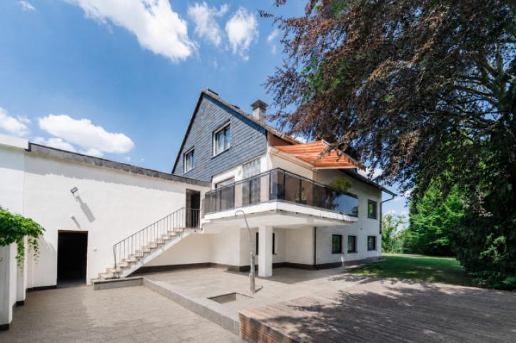 Ansicht Garten-/Poolbereich mit Zugang zur Terrasse und Garage