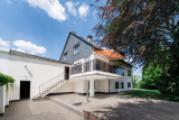 Ansicht Garten-/Poolbereich mit Zugang zur Terrasse und Garage