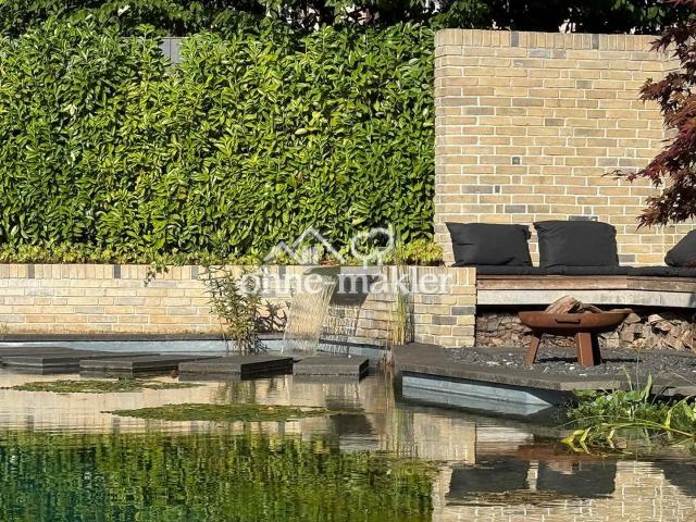 Gartenlounge mit Wasserschütte