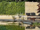Gartenlounge mit Wasserschütte