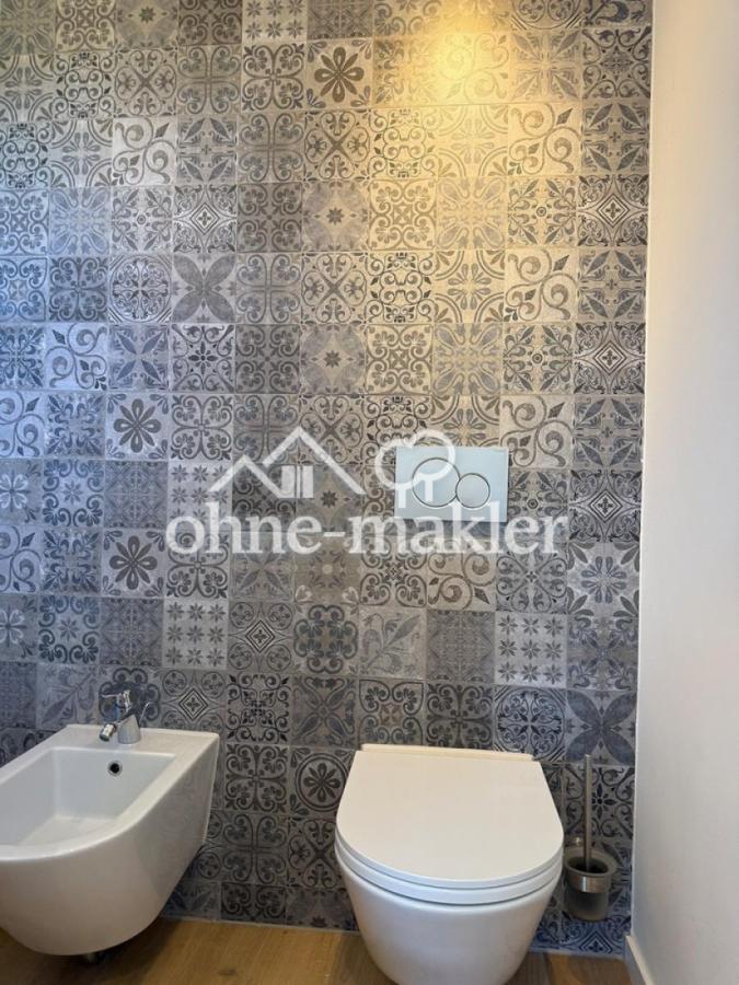 WC-Nische mit Ornamentfliesen