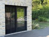 Fassadendetail mit Raffstores