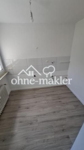 Helle Küche mit großem Fenster