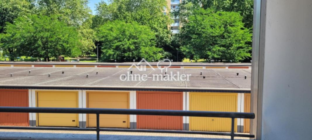 Blick über die Garagen u. Park