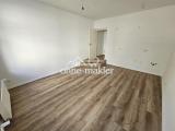 Wohnzimmer mit offener Küche
