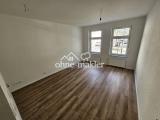Wohnzimmer mit offener Küche