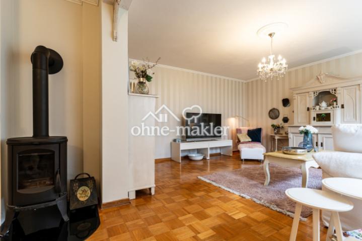 Wohnzimmer mit Kamin im EG