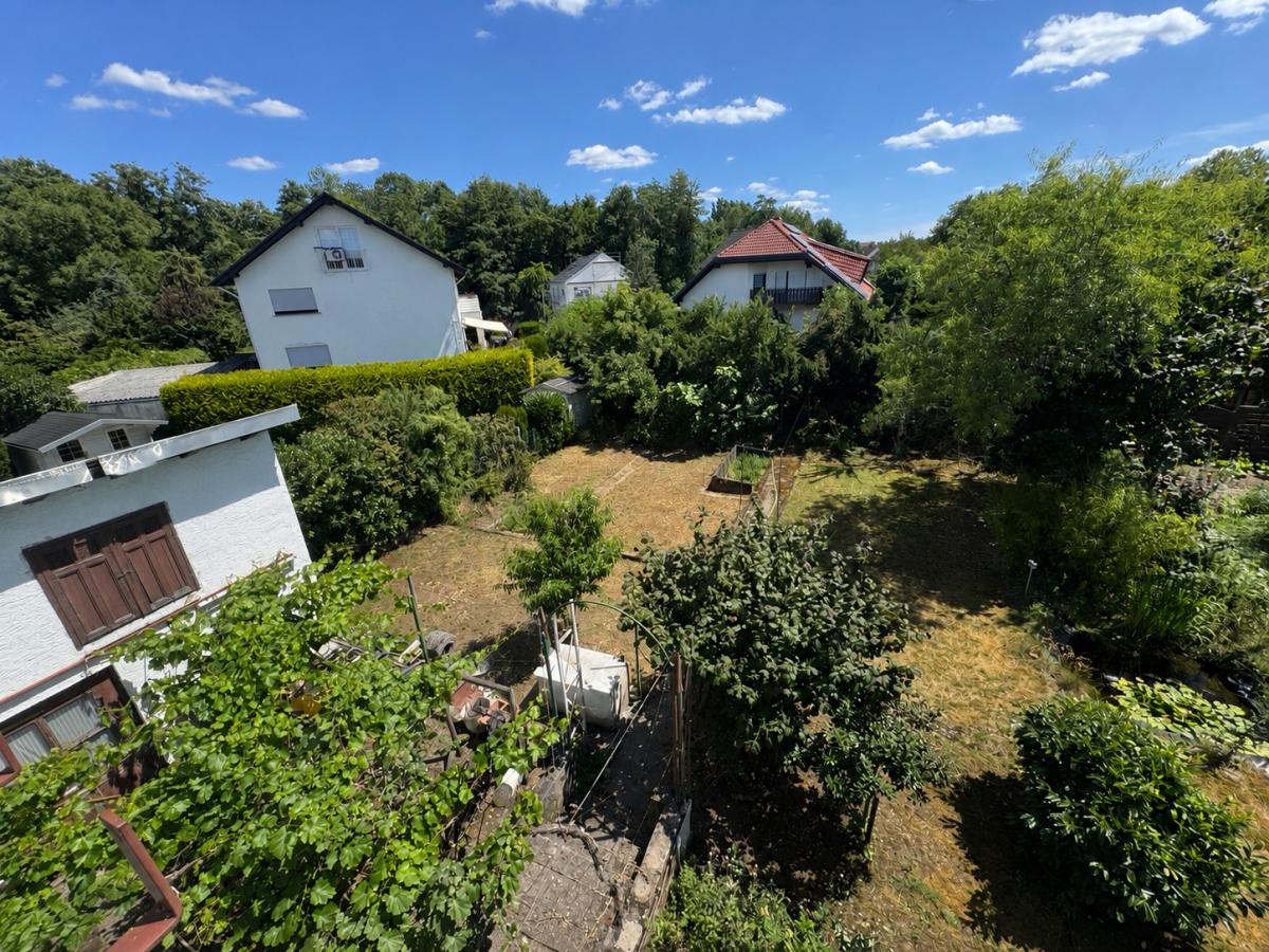 Garten mit Nebengebäude