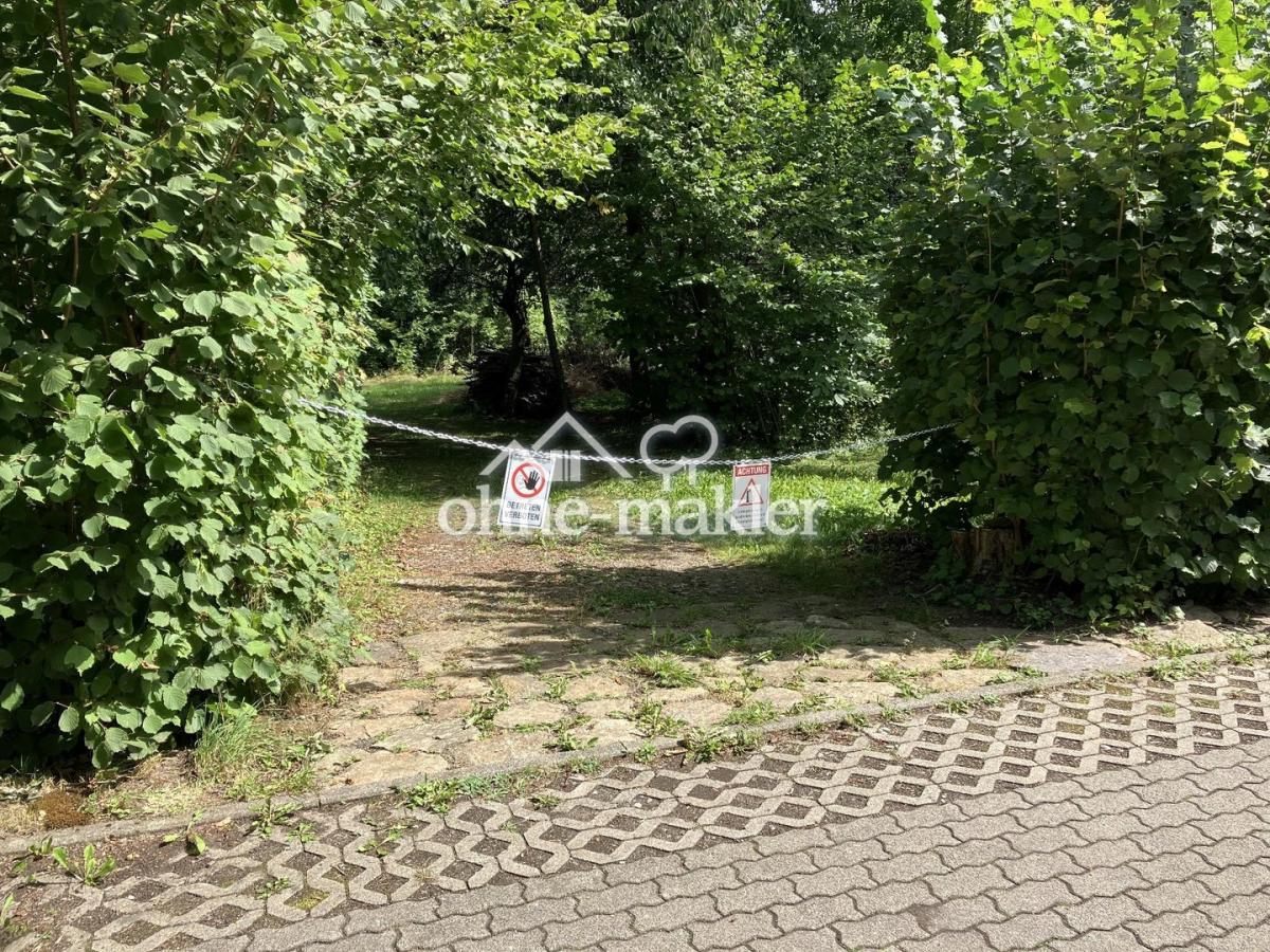 Westgrenze, neben Privatstraße