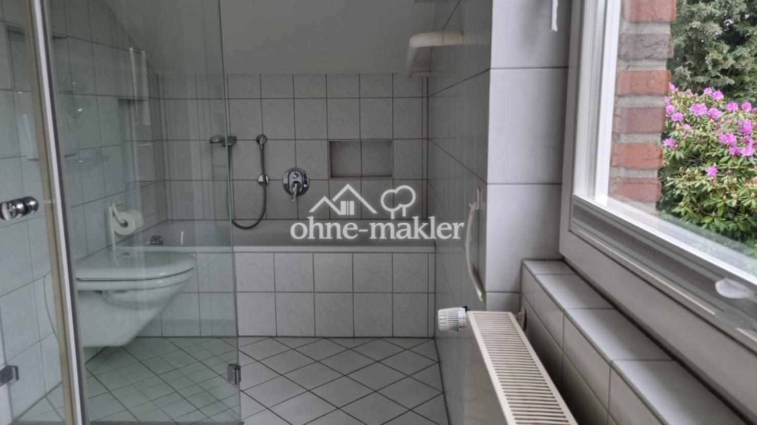 Bad 1 mit Wanne und Dusche