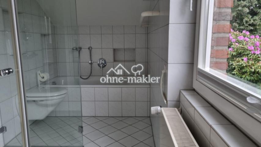 Bad 1 mit Wanne und Dusche