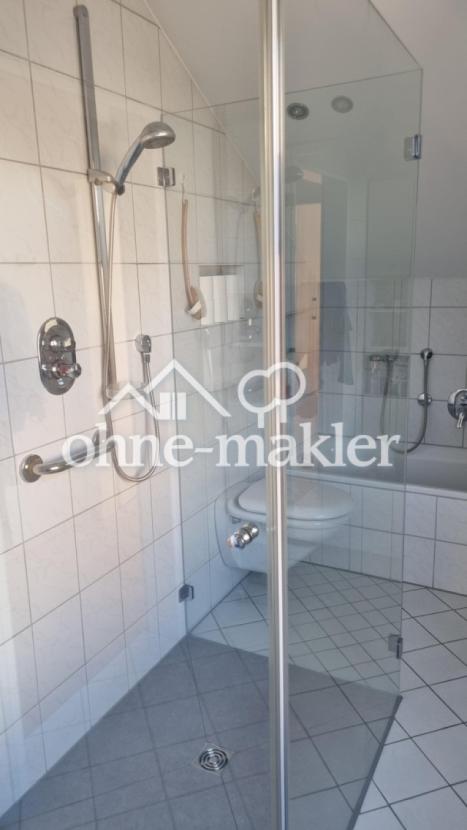 Bad 1 mit Wanne und Dusche