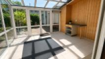 Heller Wintergarten mit Blick 