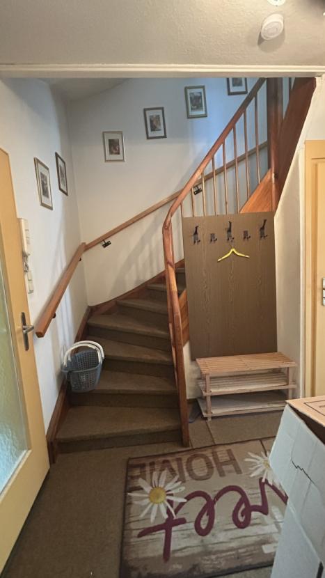 Garderobe m. Treppe zum OG