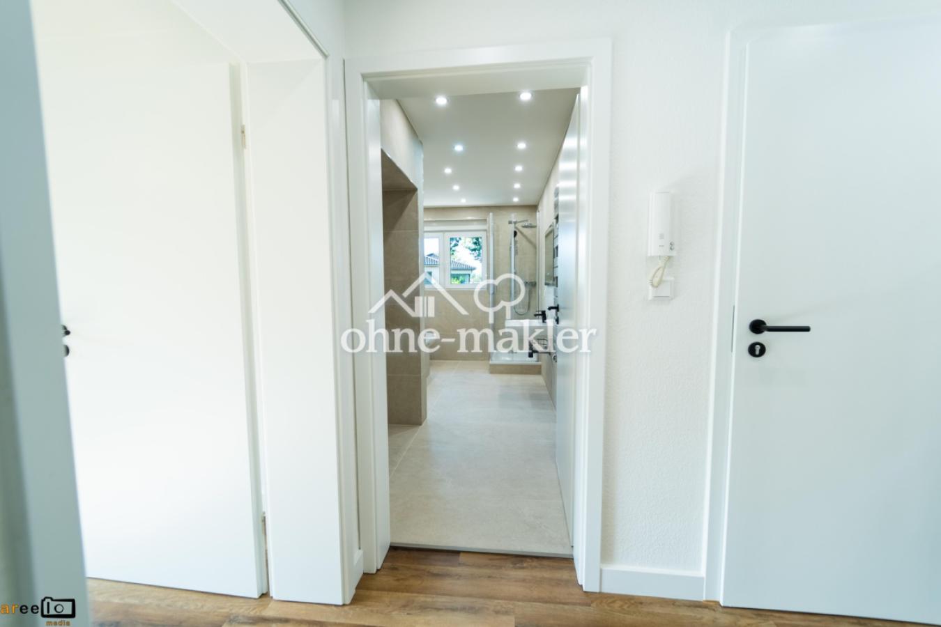 Badezimmer (Blick aus Flur)