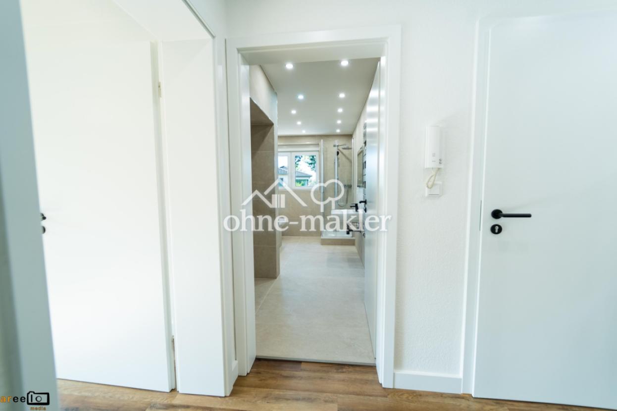 Badezimmer (Blick aus Flur)