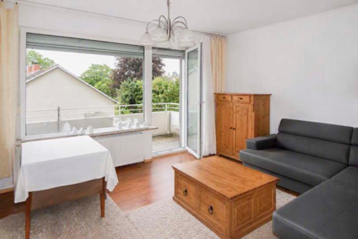 Wohnzimmer mit Balkon