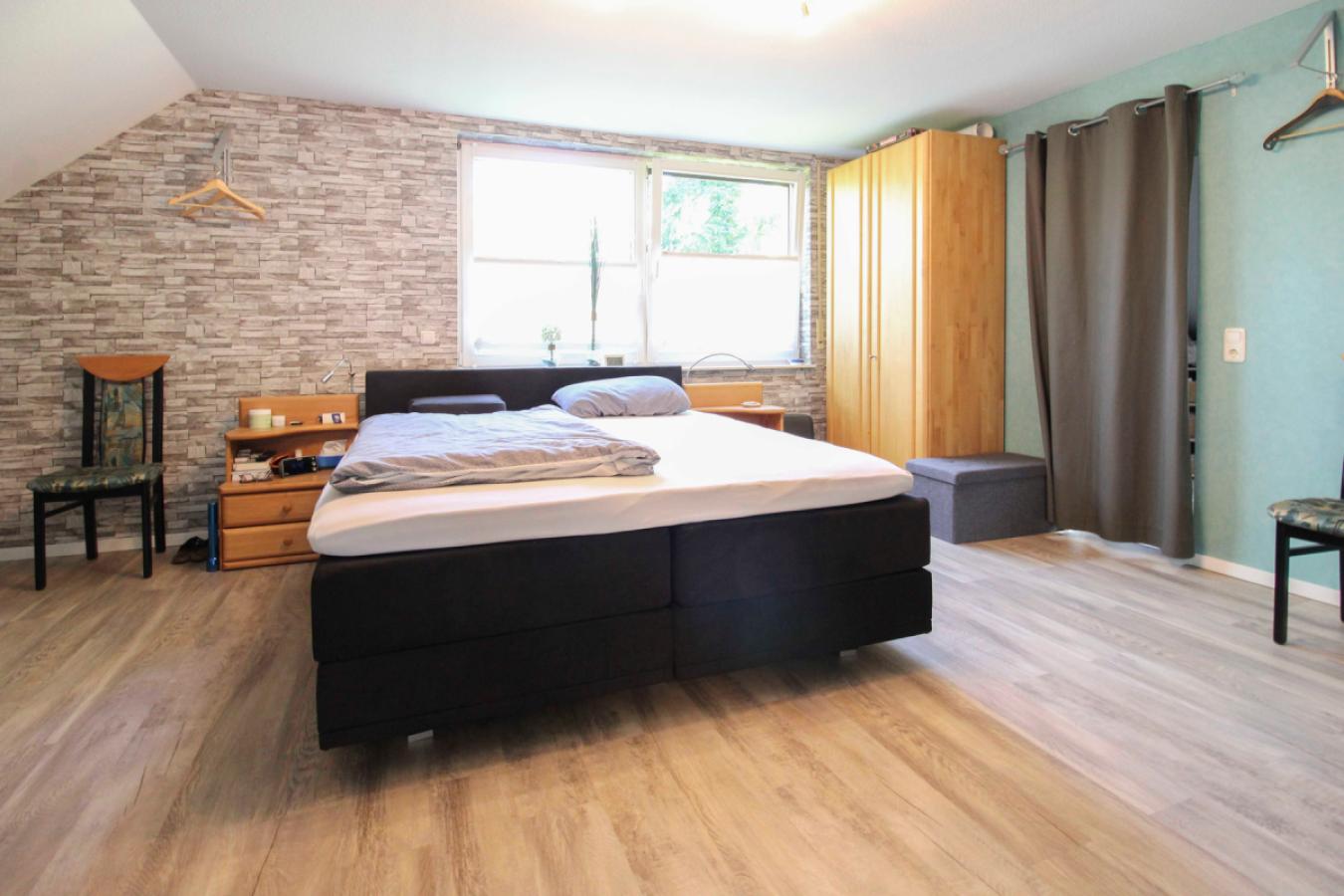 12 Schlafzimmer mit Ankleide
