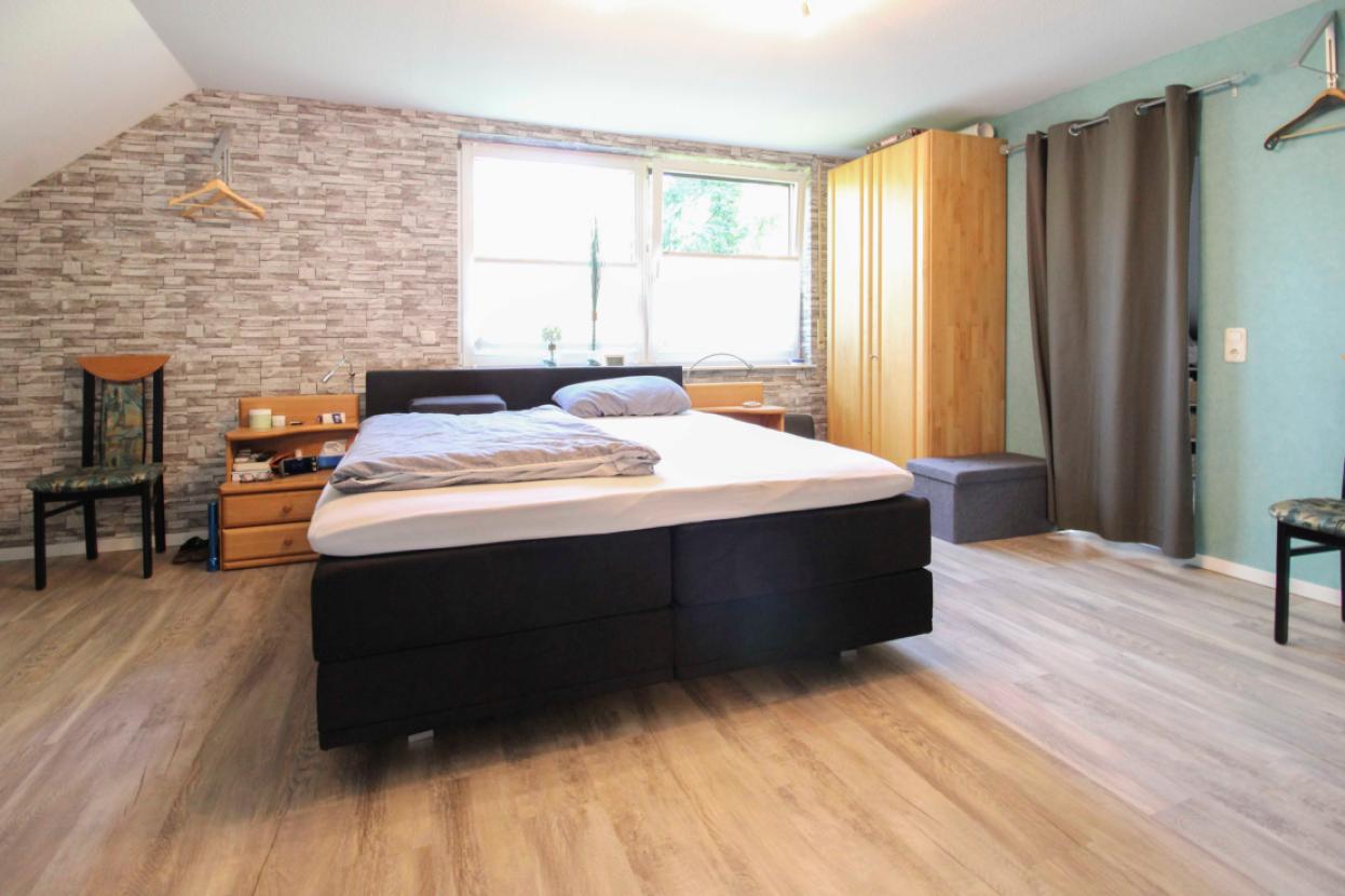 12 Schlafzimmer mit Ankleide