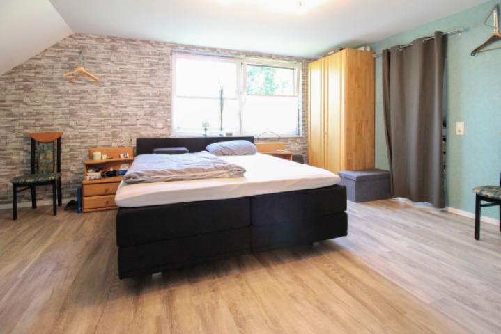 12 Schlafzimmer mit Ankleide