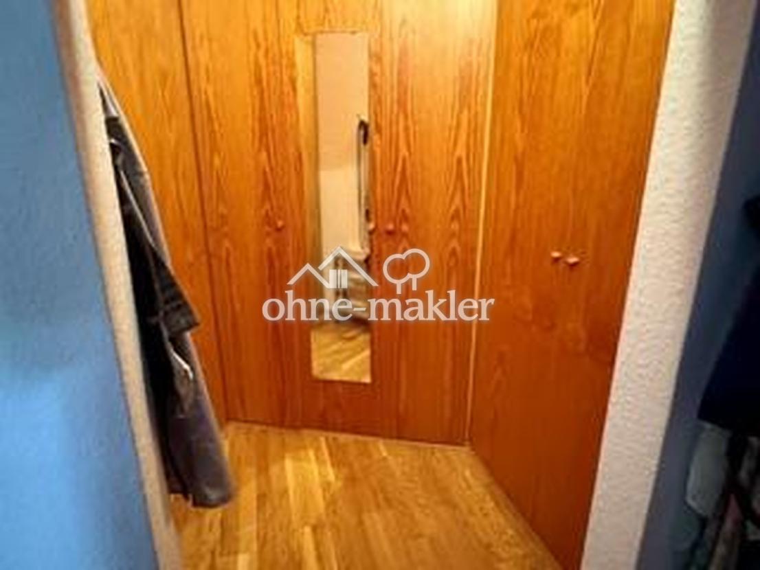 Ankleide mit Rundumwandschrank
