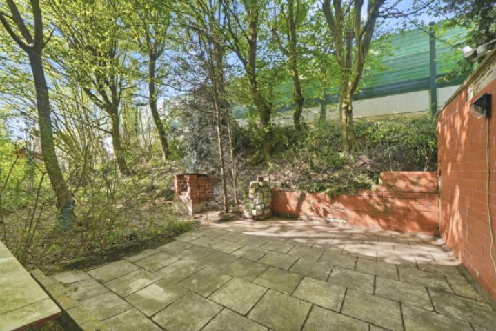 Seitliche Terrasse