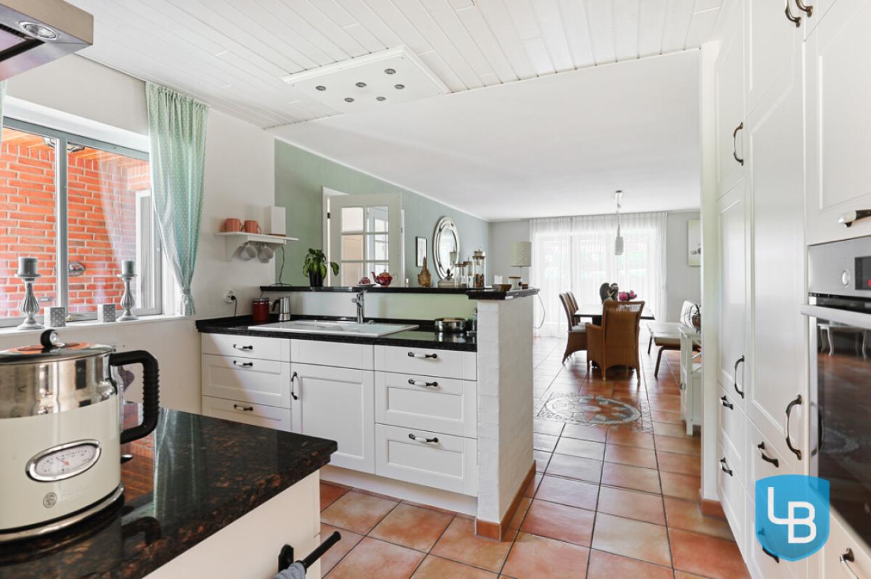 Blick von der Küche ins Wohn- und Esszimmer