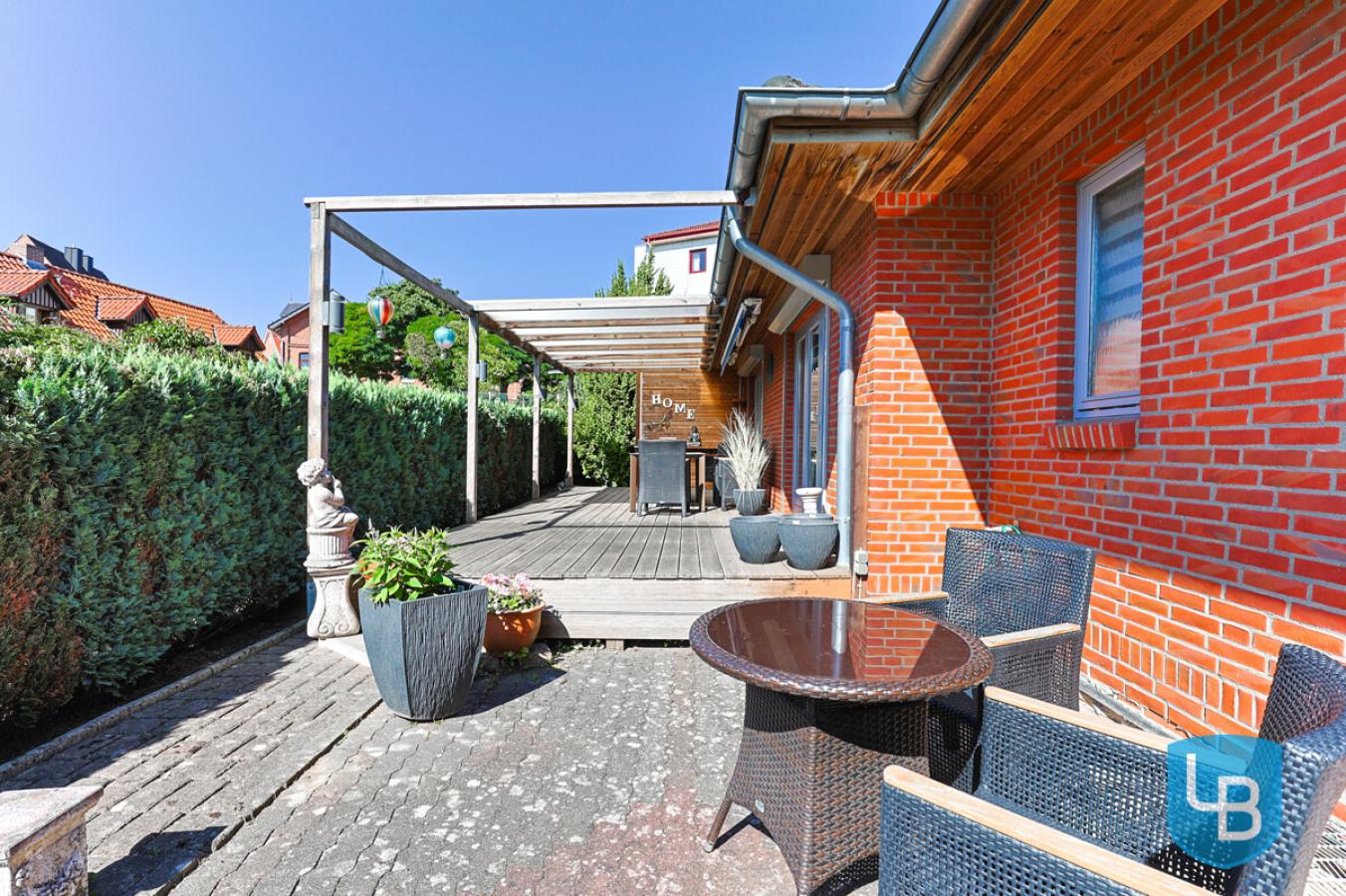 Teilweise überdachte Terrasse 