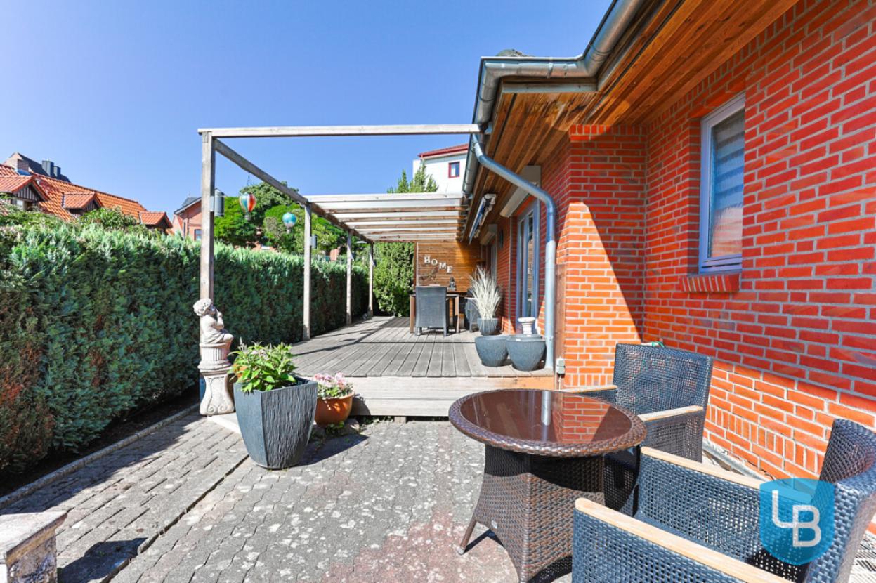 Teilweise überdachte Terrasse 