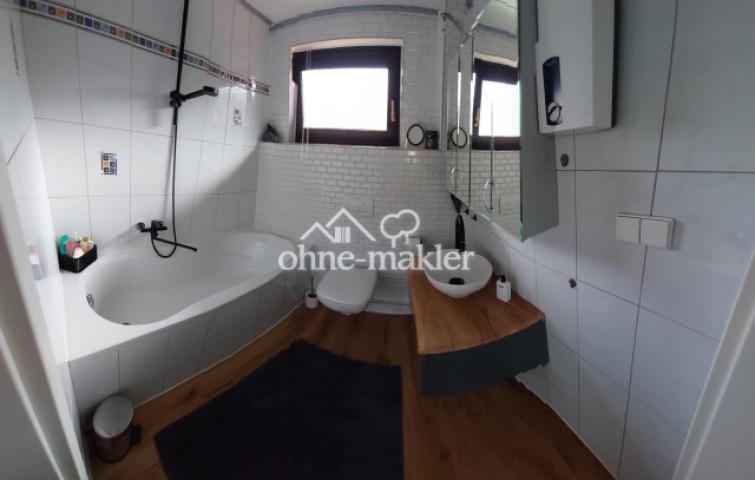 Bad mit Badewanne und Fenster
