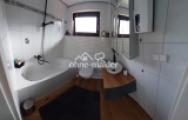 Bad mit Badewanne und Fenster