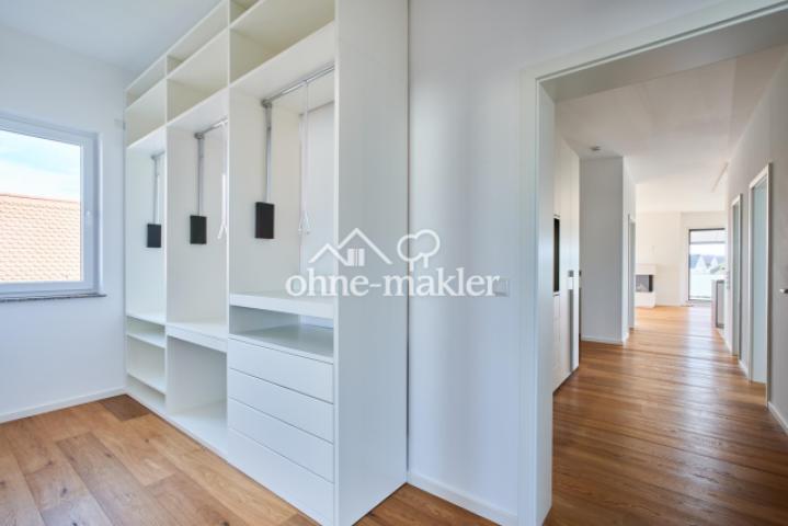 Garderobe mit Blick zum Flur