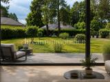 KI Bild, Blick in den Garten
