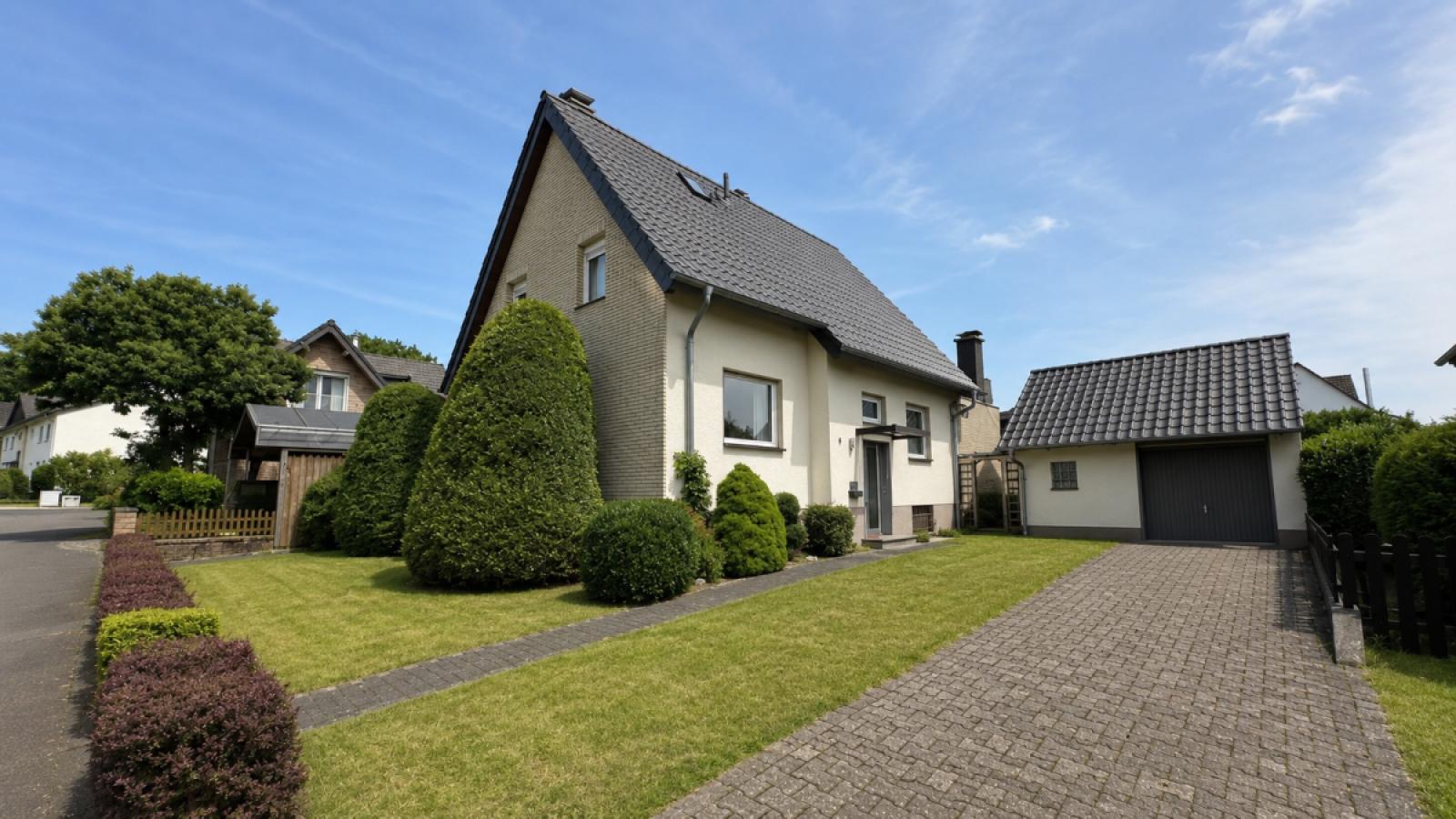 Haus + Garagenzufahrt