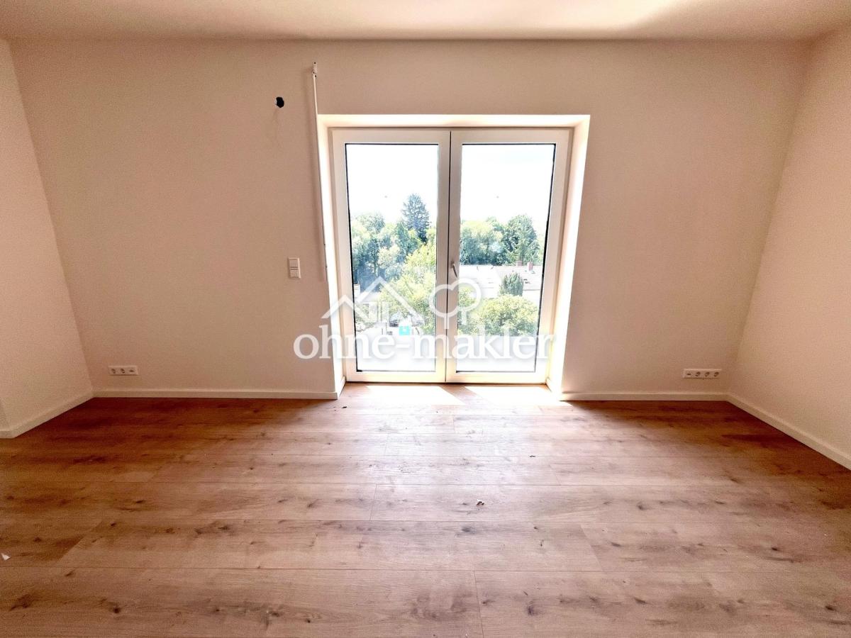 Wohnzimmer mit Süd-Balkon