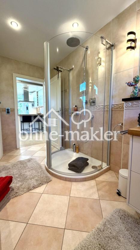 Grosse bodentiefe Dusche 