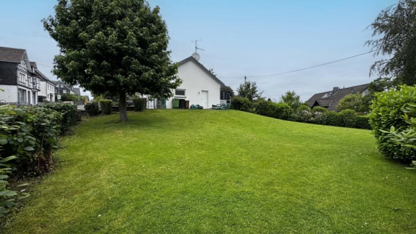 Garten mit Zugang zur Garage