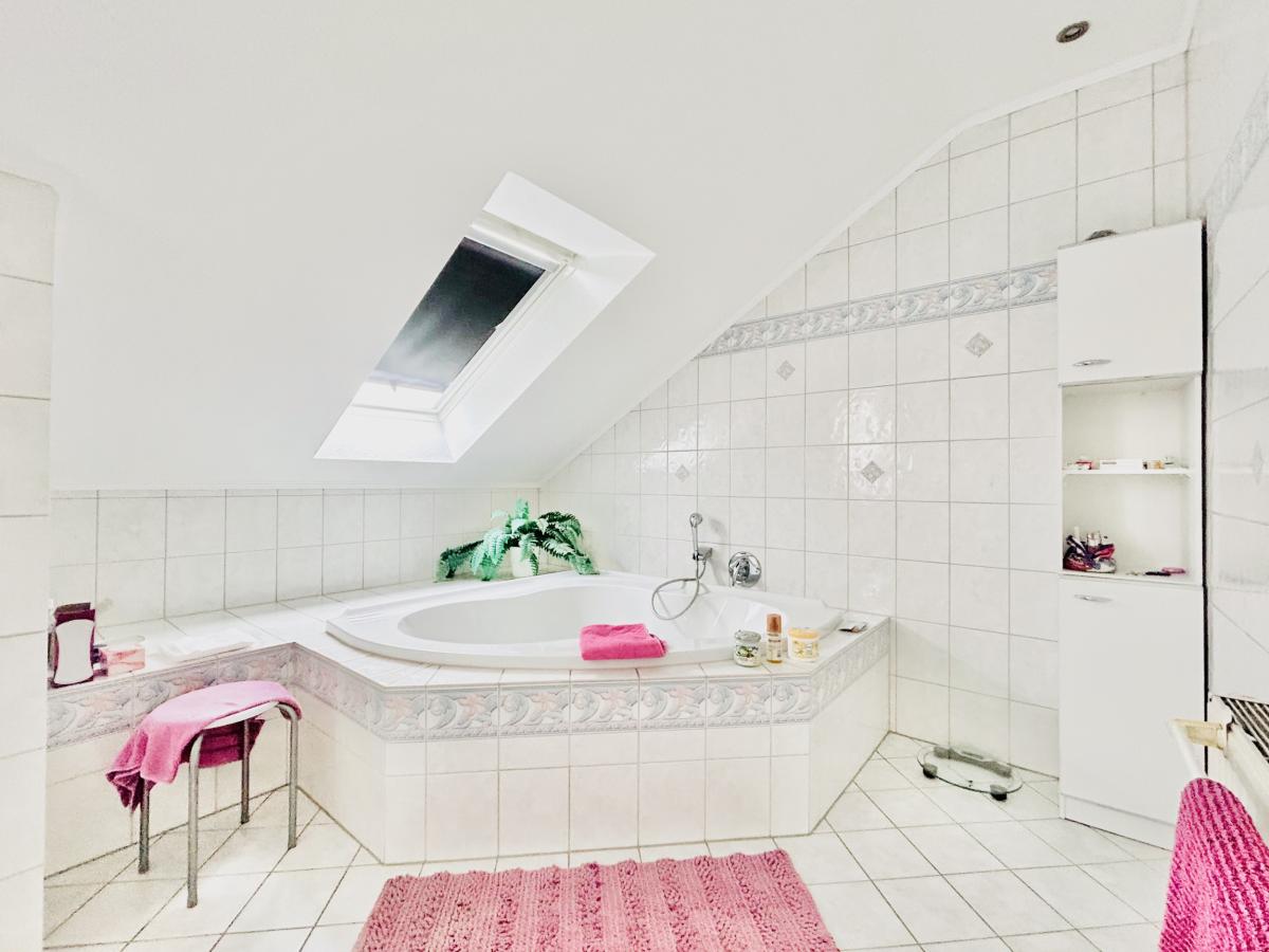 Badezimmer mit Eckwanne