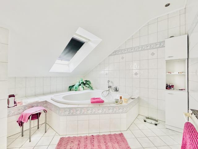 Badezimmer mit Eckwanne