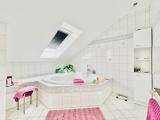 Badezimmer mit Eckwanne
