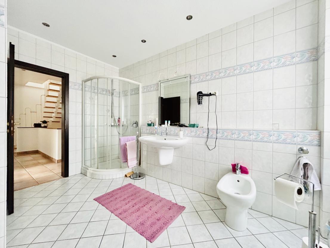 Badezimmer mit Dusche 