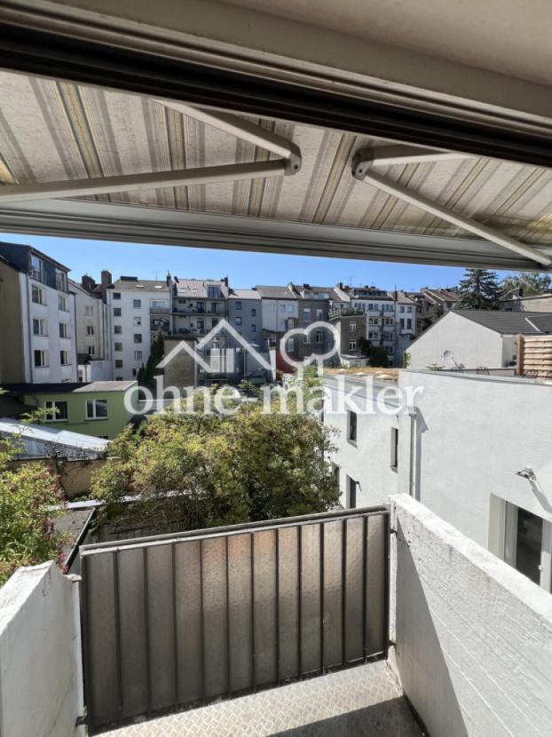 Blick von Balkon mit Markise