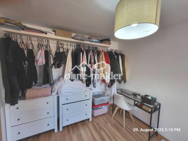 Offener Schrank im Schlafzimme