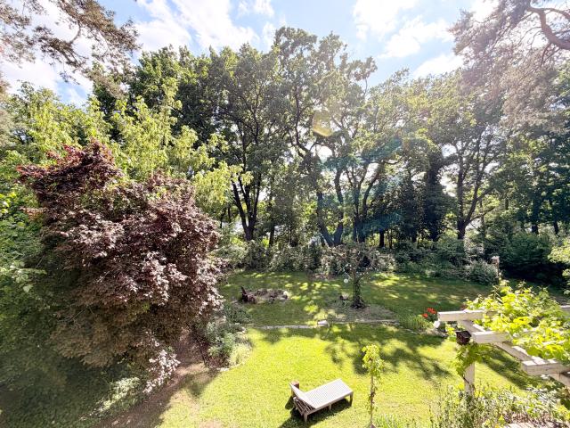 Garten mit See im Hintergrund