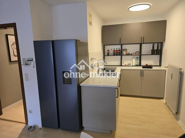 Küche mit großem Kühlschrank
