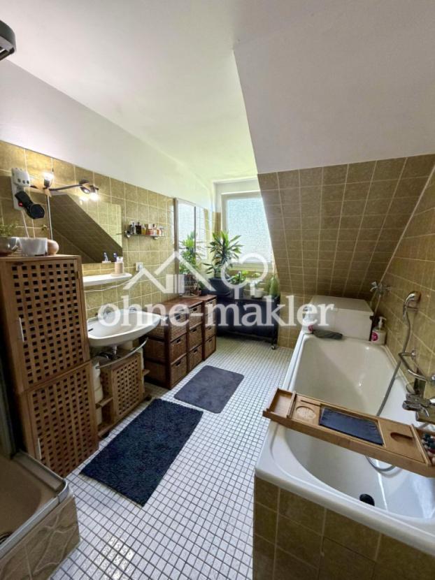 Bad mit Dusche und Badewanne