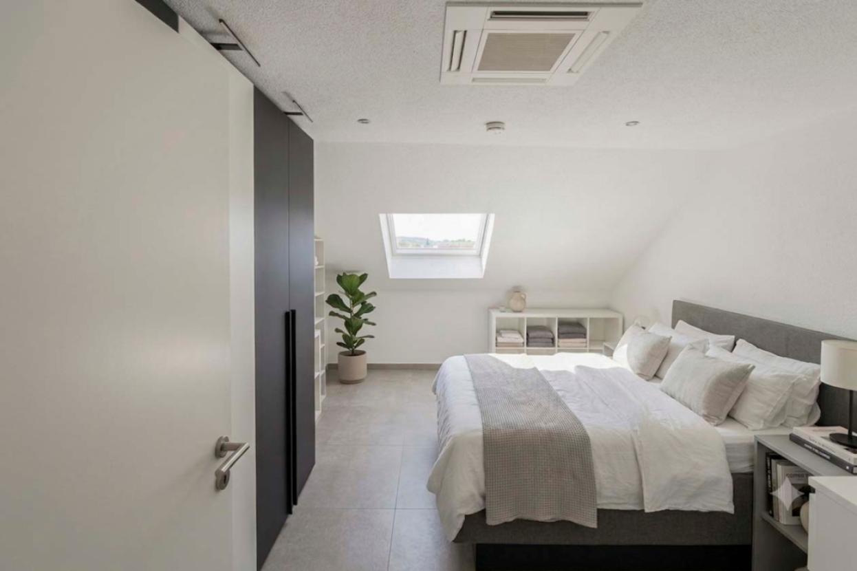 KI generiertes Foto (Schlafzimmer)