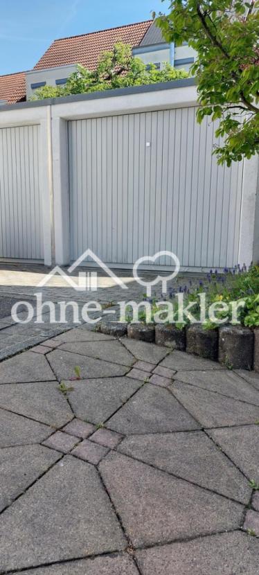Doppelgarage vor dem Haus