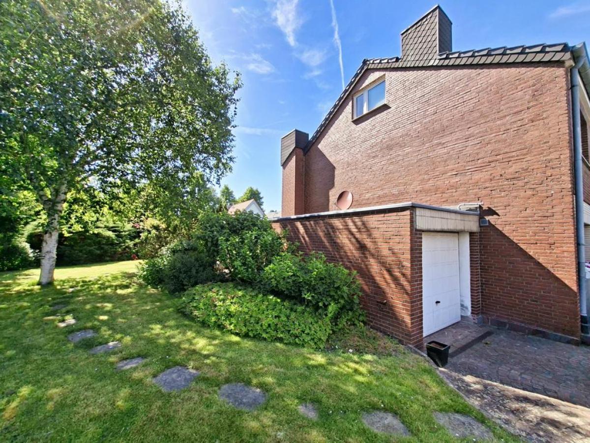Seitenansicht mit Garage